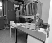 880106 Portret van Dirk Cornelis Plomp, medewerker indicering van de Gemeentelijke Archiefdienst Utrecht (1976-1977), ...